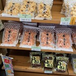 萬寿金製菓 直売店 - 美味しそうなせんべいたち♫