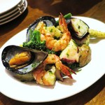 バル ビスカ - 魚介とゴロゴロ野菜サラダ