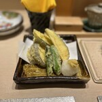 364593424 - 天ぷら　水茄子
                        シシトウの天ぷらが添えられています