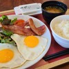 ロイヤルホスト - フライエッグ和定食(税込748円)
①半熟目玉焼き2つ②フライドベーコン③ウインナー④野菜サラダ(赤縮緬萵苣&CUT蕃加)⑤桜漬け大根⑥白ご飯⑦お味噌汁(若布&刻み青葱入り)⑧焼き海苔