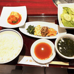 叙々苑 - わぁ〜いよいよ〜♡‥楽しみにしていた焼肉ランチがスタートですよん〜キムチに〜ナムル〜美味しい〜♡‥あっ‥サラダのドレッシング〜やっぱり〜美味しいなぁ〜帰りに買って帰ろう〜˚✧₊⁎