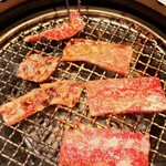 叙々苑 - 相方さんが〜焼き担当〜なんか楽しそうにニヤニヤしながら焼いていらっしゃるので〜今日は私が〜お先にパクパク〜遠慮なく頂きますよん\(//∇//)\〜