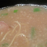 黒龍らーめん - スープの中に細かい背脂がブレンドされていて、やや口の中にまったり感がまわる程度のこってり感です。