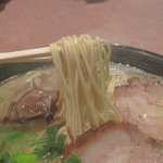 黒龍らーめん - 黒龍らーめんの細麺。長浜系ラーメン位の細さです。