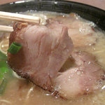 黒龍らーめん - ラーメンを引き立てるというか、主役を張り合うほどの存在感。おつまみやチャーシュー丼にもベスト。