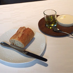 ア・ニュ ルトゥルヴェ・ヴー - バゲットには、オリーブオイルなども付きます。