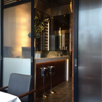 ア・ニュ ルトゥルヴェ・ヴー - 奥にはたくさんのワインボトル。