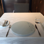 ア・ニュ ルトゥルヴェ・ヴー - テーブルセット。」