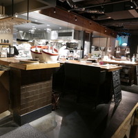 キハチ 青山本店 - １階はオープンキッチン。