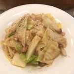 PASTAVOLA - キャベツとツナのアンチョビ・ガーリック多め