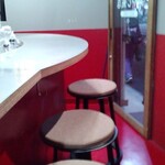 みやじ飯店 - 店内カウンター席、壁にはビールのポスター