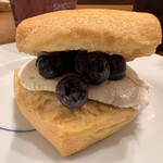 フレッシュネス・バーガー - 料理写真:作りたてスコーンサンド 藍苺(国産ブルーベリー)&クリームチーズ