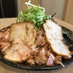 つけ麺本舗 辛部 - チャーシューかつお側