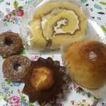 ヒヨシヤ - 一口ドーナツ、ロールケーキ、幸せの黄色いあんぱん、ミニマドレーヌ