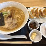 らあめん花月嵐 - 料理写真:嵐げんこつらあめん&餃子