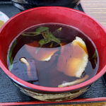 安藤製麺 - つけ汁は関東風の色の濃い醤油ベースのタイプ。