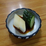 Inaka Youshoku Iseya - キュウリとダイコンの漬物が付いている。