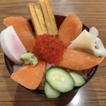 こみや寿司 - ランチのサーモンいくら丼900円(税込み)