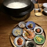 韓味一 朴邸 - 韓味一 朝邸(1,980円)
参鶏湯
韓国鉄鍋ご飯
パンチャン8種盛り
(カンジャウセウ付き)
生卵
【参鶏湯以外はお代わり自由】
