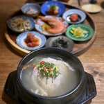 韓味一 朴邸 - 韓味一 朝邸(1,980円)
参鶏湯
韓国鉄鍋ご飯
パンチャン8種盛り
(カンジャウセウ付き)
生卵
【参鶏湯以外はお代わり自由】
