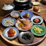 韓味一 朴邸 - 韓味一 朝邸(1,980円)
参鶏湯
韓国鉄鍋ご飯
パンチャン8種盛り
(カンジャウセウ付き)
生卵
【参鶏湯以外はお代わり自由】