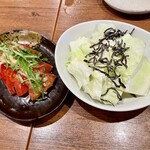 三代目 鳥メロ - トマトガリサラダ、つぎだしのキャベツと塩昆布