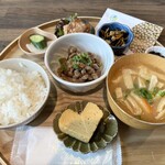 mamemaru+ - 相方の「納豆御膳」もなかなか豪華です♪