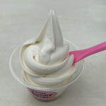 dear honey lover, - 白いソフトクリームにピンクのスプーンが映えますね♡