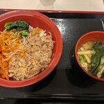 すき家 - 料理写真:ビビンバ牛丼とみそ汁