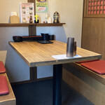 博多若鳥 - 店内は落ち着いた和の雰囲気で、ややコンパクトな造りです。