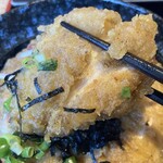 博多若鳥 - とり天は、外はサクサク、中はふんわりとした食感です。