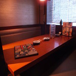 すし土風炉 - 窓に面したテーブル席　６名様までお座り頂けます