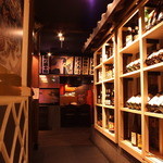 すし土風炉 - 店内に入ると右には、当店自慢の日本酒が勢揃い。奥には落ち着いた雰囲気の店内がございます。