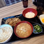吉野家 - 料理写真:牛皿麦とろ御膳 853円、豚汁に変更、玉子 118円