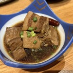 焼き鳥と蕎麦 灯 - じっくり煮込んだ豚角煮
