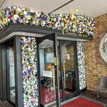 佐賀 玉屋 - 南館　西玄関｡ 棺桶の中のようにお花がいっぱいです。