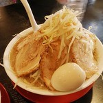 豚斬りらーめん - 豚斬りらーめん（麺大盛り・野菜大盛り・ニンニクなし）＋味玉…税込1100円+100円