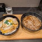 小諸そば - 料理写真:満腹カツ丼セット(温そば)。もうカツ丼の見た目が「みよた」と同じ。蕎麦には卓上のネギをお好みで掛ける事ができるが、個人的にはタヌキやワカメのトッピングが欲しいところ。