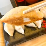 餃子の元博千年 - 料理写真:1個めはぜひそのままお召し上がりください