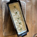 restaurant KAM﻿ - 焼かれる前の香草入りフォカッチャ