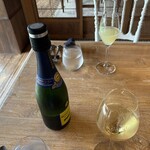 restaurant KAM﻿ - 食前酒のシャンペンと桃ベースのノンアル飲料