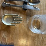 restaurant KAM﻿ - 手の形のおしぼり置き