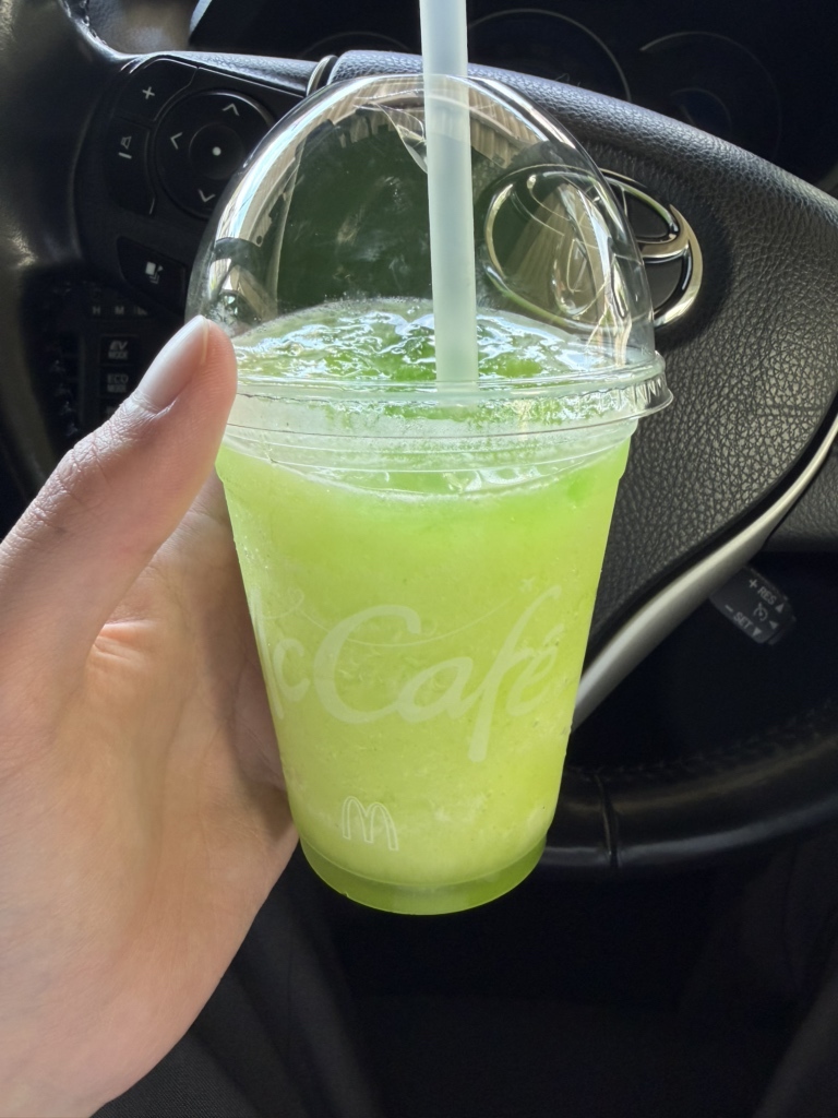 McDonald's 中サイズ ソフトドリンク 緑色 写真 : マクドナルド 伊丹大鹿店 （McDONALD'S） - 伊丹（阪急