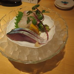 器楽亭 - 福岡の朝獲れの鯖、生姜と醤油で、鯛、山葵と塩で