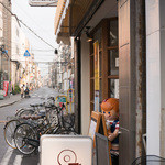 ハニーミツバチ珈琲 - 商店街から見てこの看板が目印！