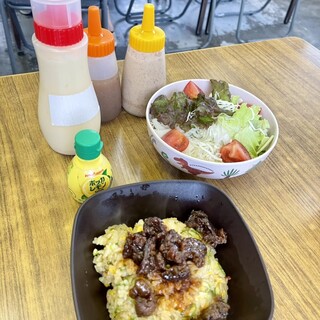 白ひげ食堂 - 料理写真:手づくりチャーハンと唐揚げのサラダ