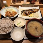 やよい軒 - 料理写真:サバの塩焼定食、もち麦ご飯大盛、貝汁変更、ミニから揚げ