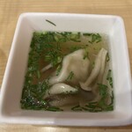 居酒屋鳥のぶ - お通しのワンタンスープ