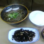 日の出食堂 - ひじきの煮付けとかけそば