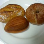 タケウチ - カマンベールチーズの入ったパン、シナモンベーグル、アーモンドのクリームパン